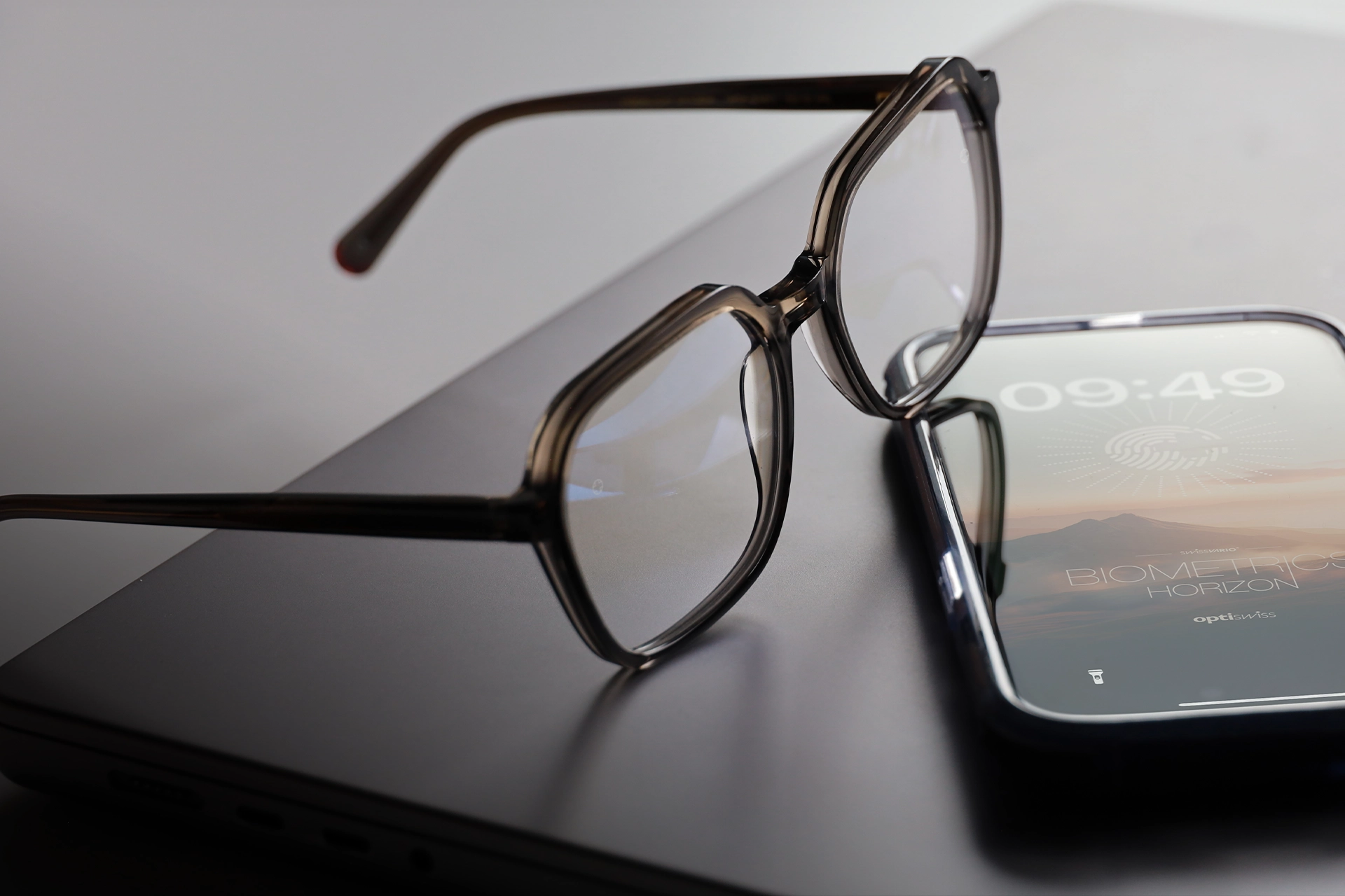 Optiswiss  - Brillengläser - BIOMETRICS - Brillenfassungen - Augenoptiker - Optiker - Optiker Schweiz - Brillen - Gleitsichtbrillen - Herrenbrillen - Damenbrillen - Kinderbrillen - Lesebrillen - Blaufilter-Brillen - Lunettes - Montures de lunettes - Opticiens - Opticiens Suisse - Verres progressifs - Lunettes hommes - Lunettes femmes - Lunettes enfants - Lunettes de lecture - Verres à filtre bleu - Occhiali - Montature per occhiali - Ottici - Ottici Svizzera - Occhiali - Occhiali varifocali - Occhiali da uomo - Occhiali da donna - Occhiali per bambini - Occhiali da lettura - Occhiali con filtro blu - Glasses - Glasses frames - Opticians - Opticians Switzerland - Varifocal glasses - Men's glasses - Women's glasses - Children's glasses - Reading glasses - blue filter glasses