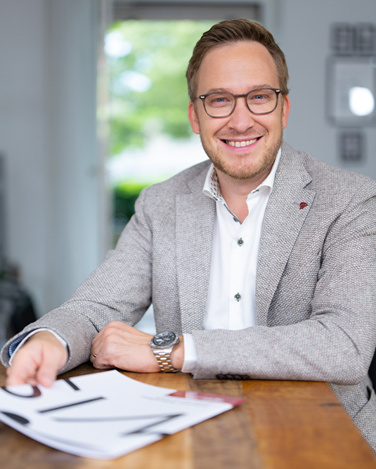 Samuel Frei, CEO - Optiswiss  - Brillengläser - BIOMETRICS - Brillenfassungen - Augenoptiker - Optiker - Optiker Schweiz - Brillen - Gleitsichtbrillen - Herrenbrillen - Damenbrillen - Kinderbrillen - Lesebrillen - Blaufilter-Brillen - Lunettes - Montures de lunettes - Opticiens - Opticiens Suisse - Verres progressifs - Lunettes hommes - Lunettes femmes - Lunettes enfants - Lunettes de lecture - Verres à filtre bleu - Occhiali - Montature per occhiali - Ottici - Ottici Svizzera - Occhiali - Occhiali varifocali - Occhiali da uomo - Occhiali da donna - Occhiali per bambini - Occhiali da lettura - Occhiali con filtro blu - Glasses - Glasses frames - Opticians - Opticians Switzerland - Varifocal glasses - Men's glasses - Women's glasses - Children's glasses - Reading glasses - blue filter glasses